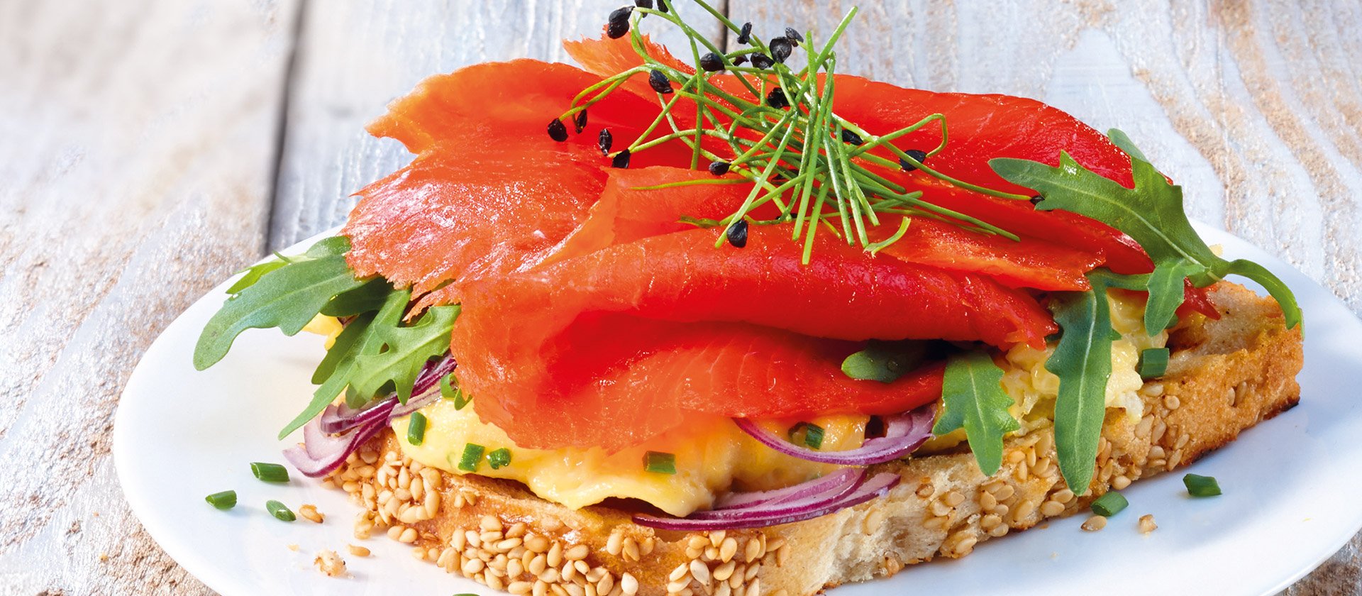 Lecker-leichte Brotzeit mit geräucher&amp;shy;tem Alaska Wildlachs, Rührei und Sprossen