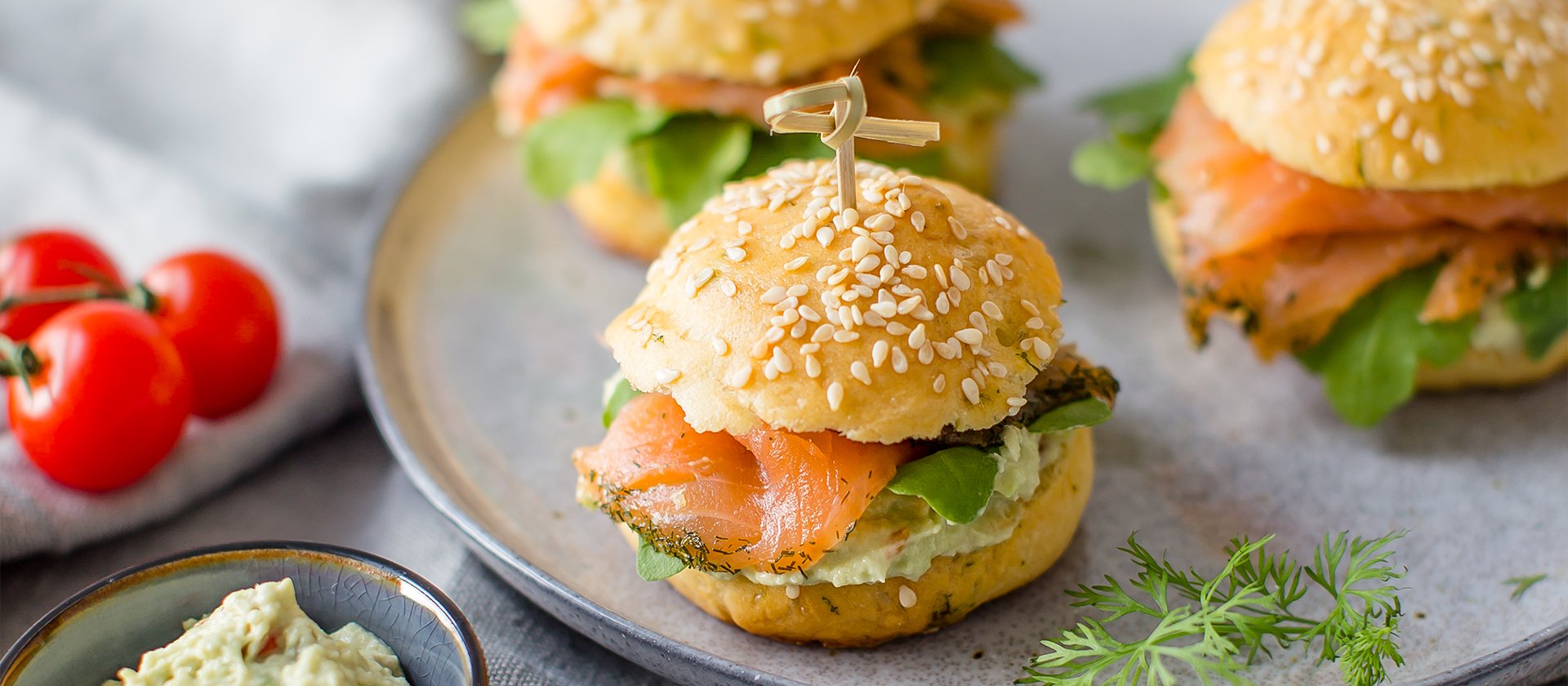 Mini Lachs-Burger mit Meerrettich-Guacamole