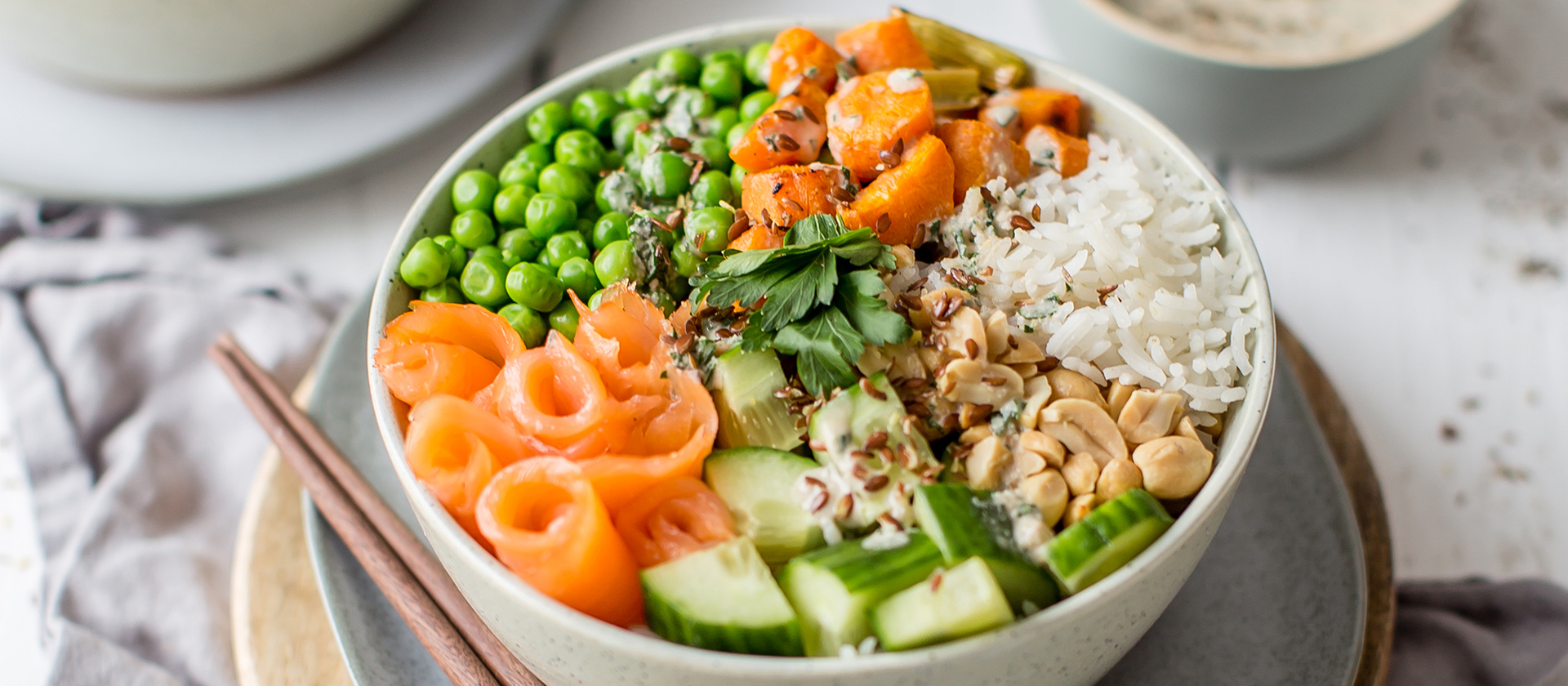 Poke-Bowl mit Räucherlachs und Tahini-Sauce