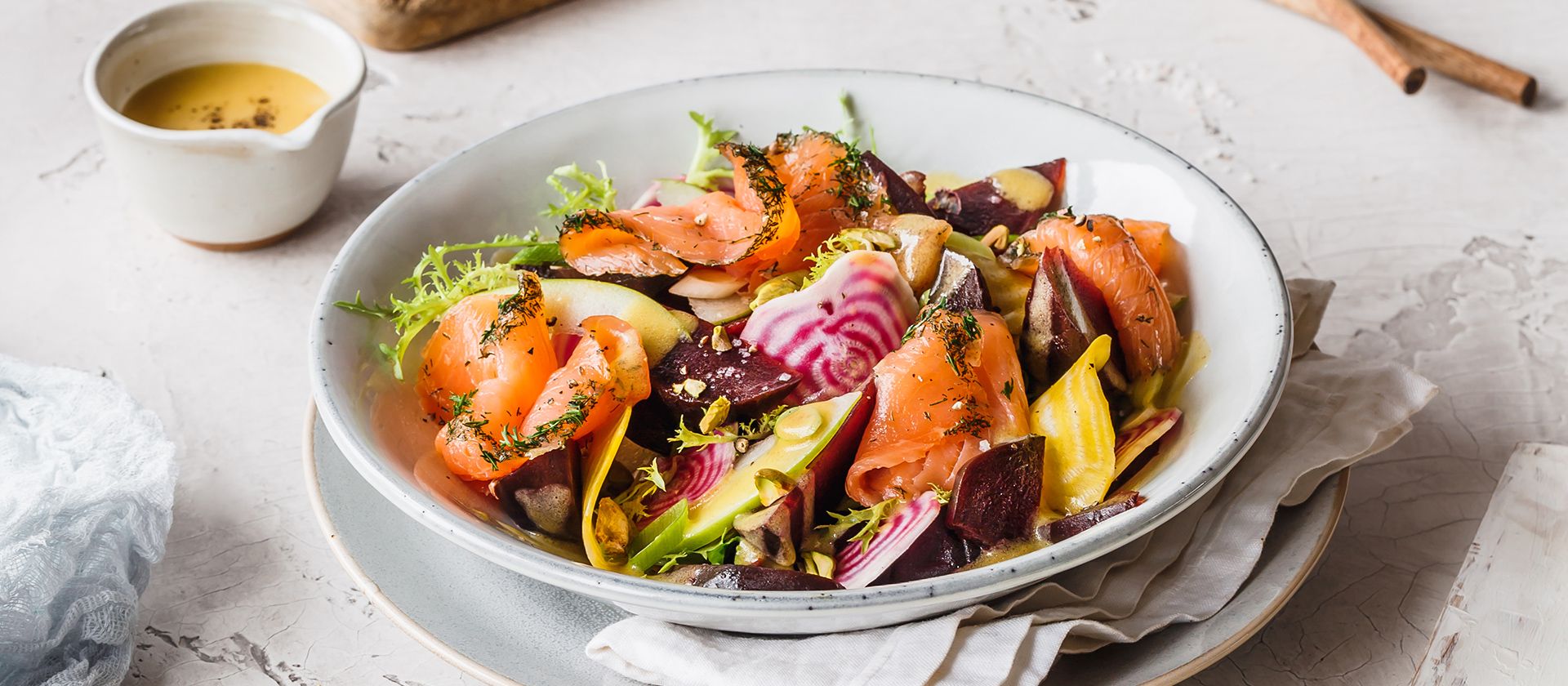 Rote Bete-Apfel-Salat mit Gravad Lachs aus Norwegen