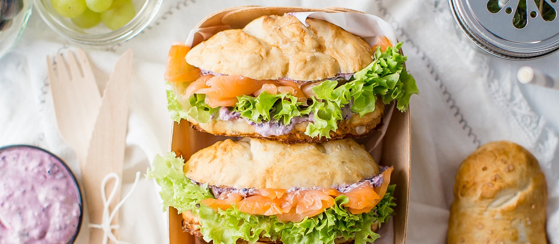 Laugenbaguette mit Stührk Räucherlachs und Blaubeer-Meerrettich Aufstrich