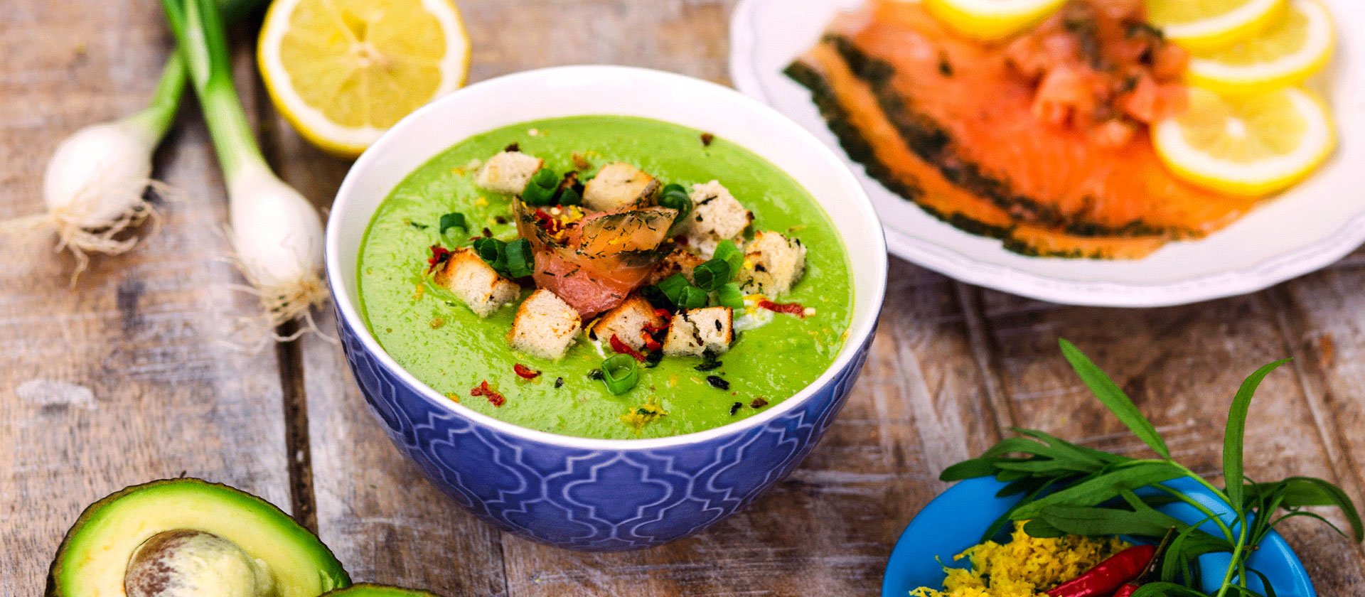 Erbsen-Avocado-Suppe mit Gravad Lachs und Estragon Croutons