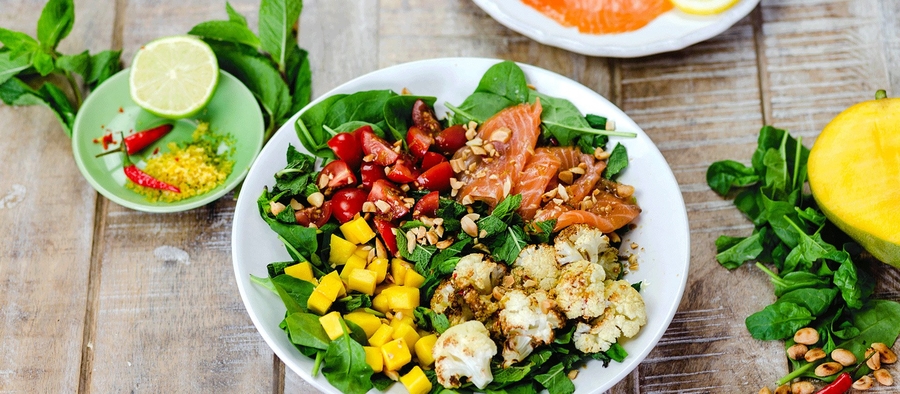 Spinat-Minz-Salat mit Räucher&shy;lachs