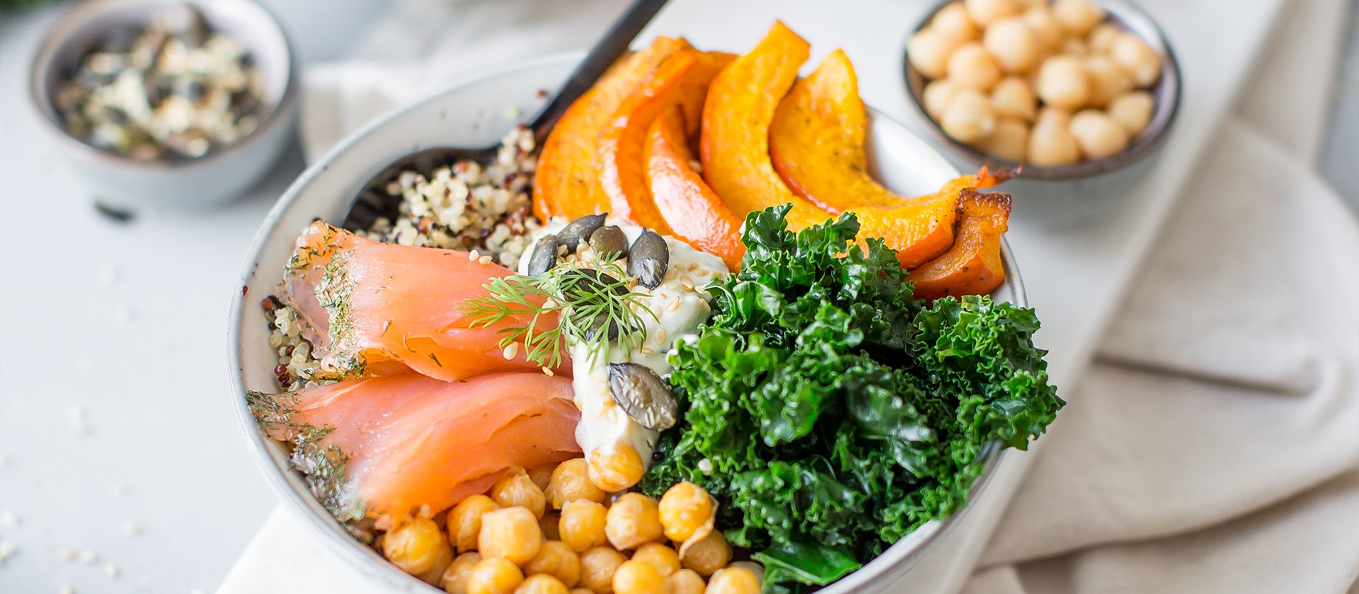 Kürbis-Quinoa-Bowl mit Grünkohl und Stührk gravad Lachs