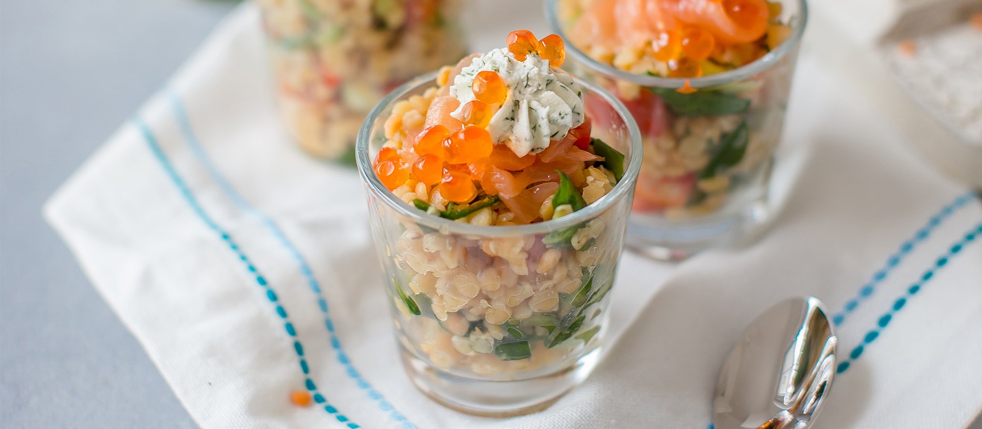 Roter Linsensalat im Glas mit feinem Räucherlachs und Wildlachs Caviar