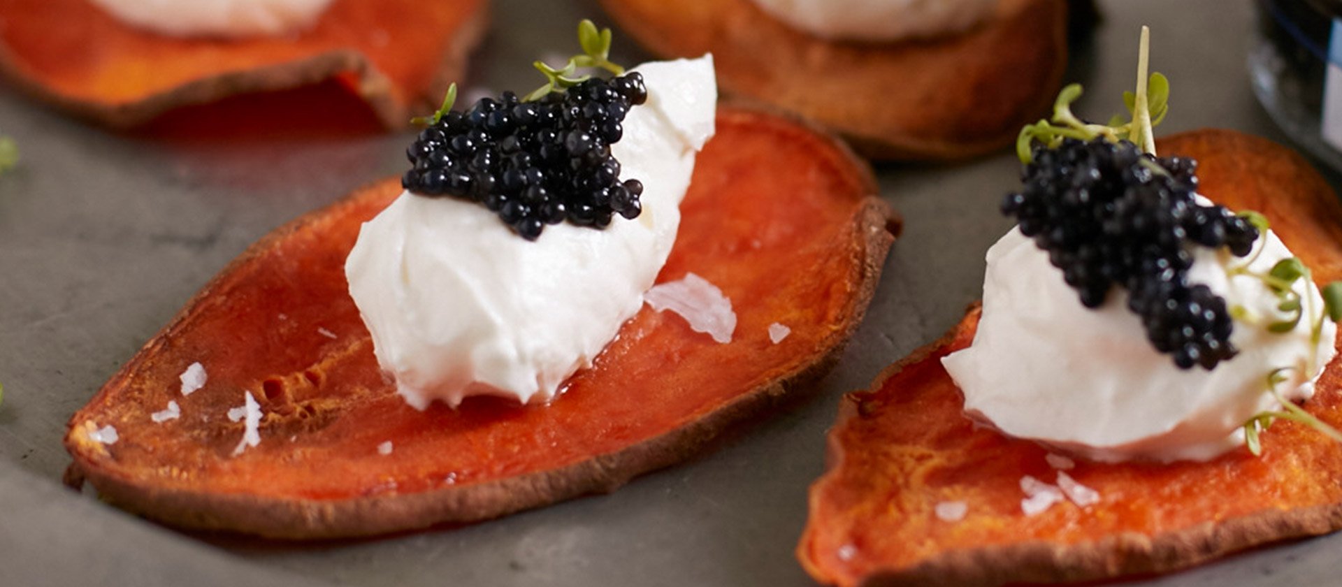 Süsskartoffelchips mit Ziegenfrischkäse und Seehasen Caviar