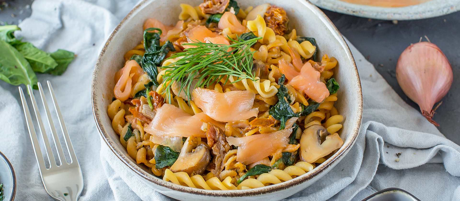 One-Pot-Pasta mit Kichererbsen-Nudeln, Spinat &amp; Räucherlachs