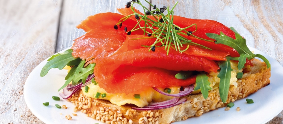 Lecker-leichte Brotzeit mit geräucher&shy;tem Alaska Wildlachs, Rührei und Sprossen