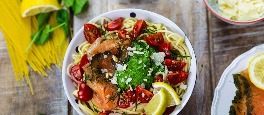 Spaghetti mit Spinat-Cashew-Pesto und Gravad Lachs