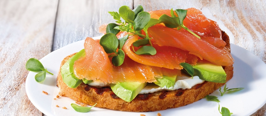 Superfood meets Butterbrot: Räucher&shy;lachs mit Avocado und Frischkäse